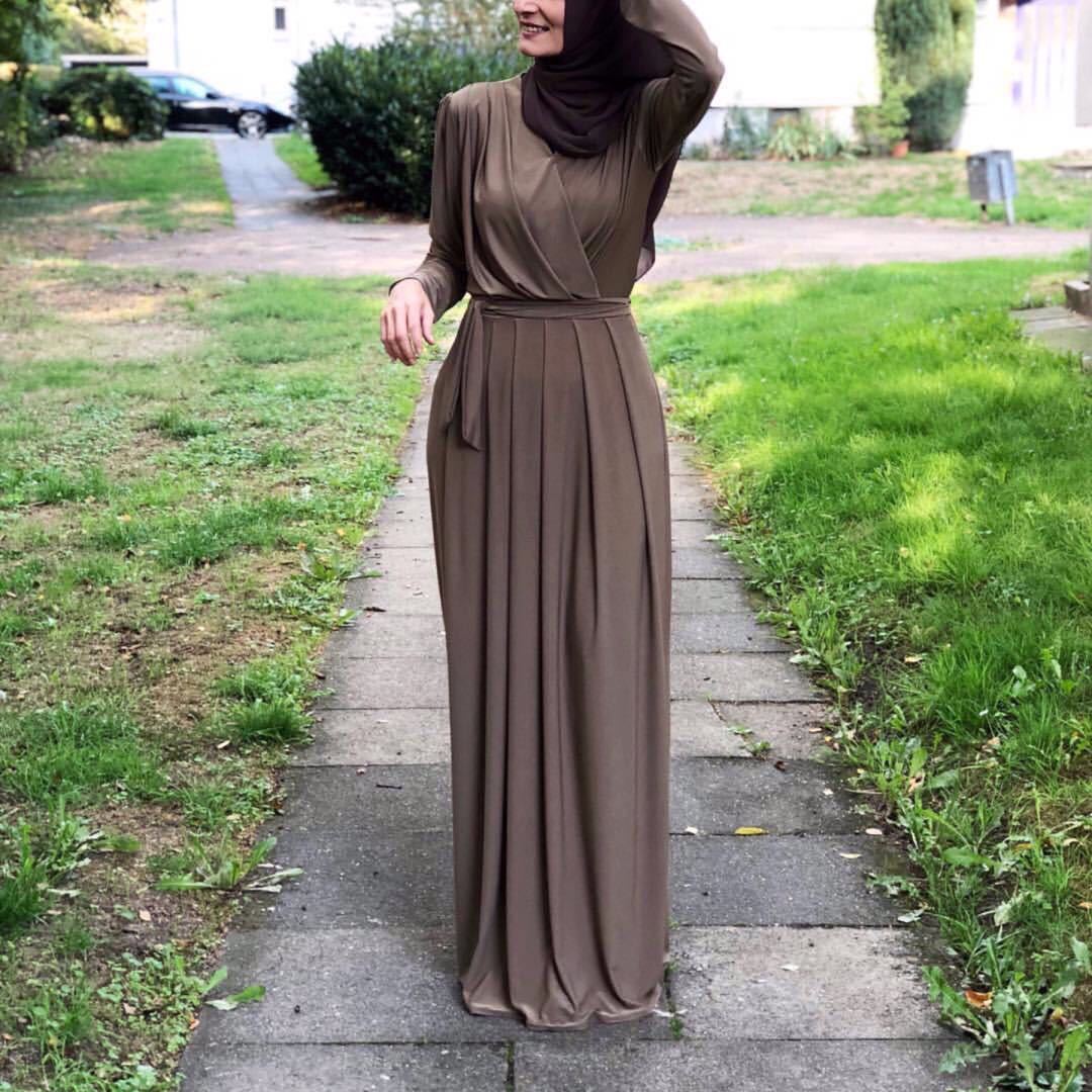 Robe Abaya style européen avec col en V, et jupe longue à plis.