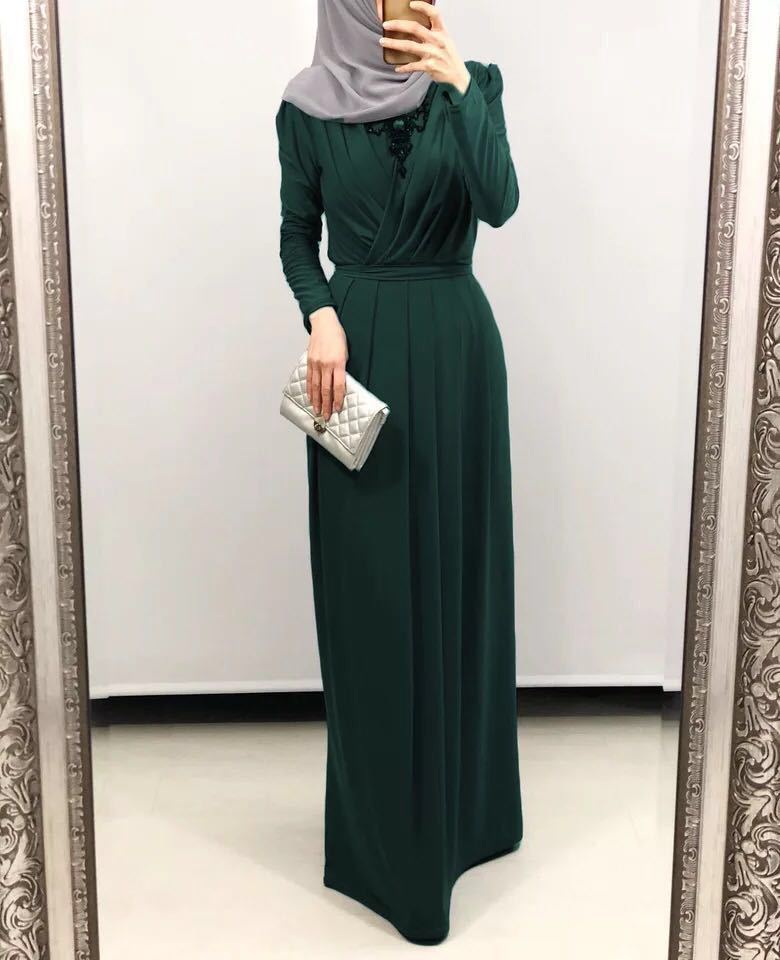 Robe Abaya style européen avec col en V, et jupe longue à plis.