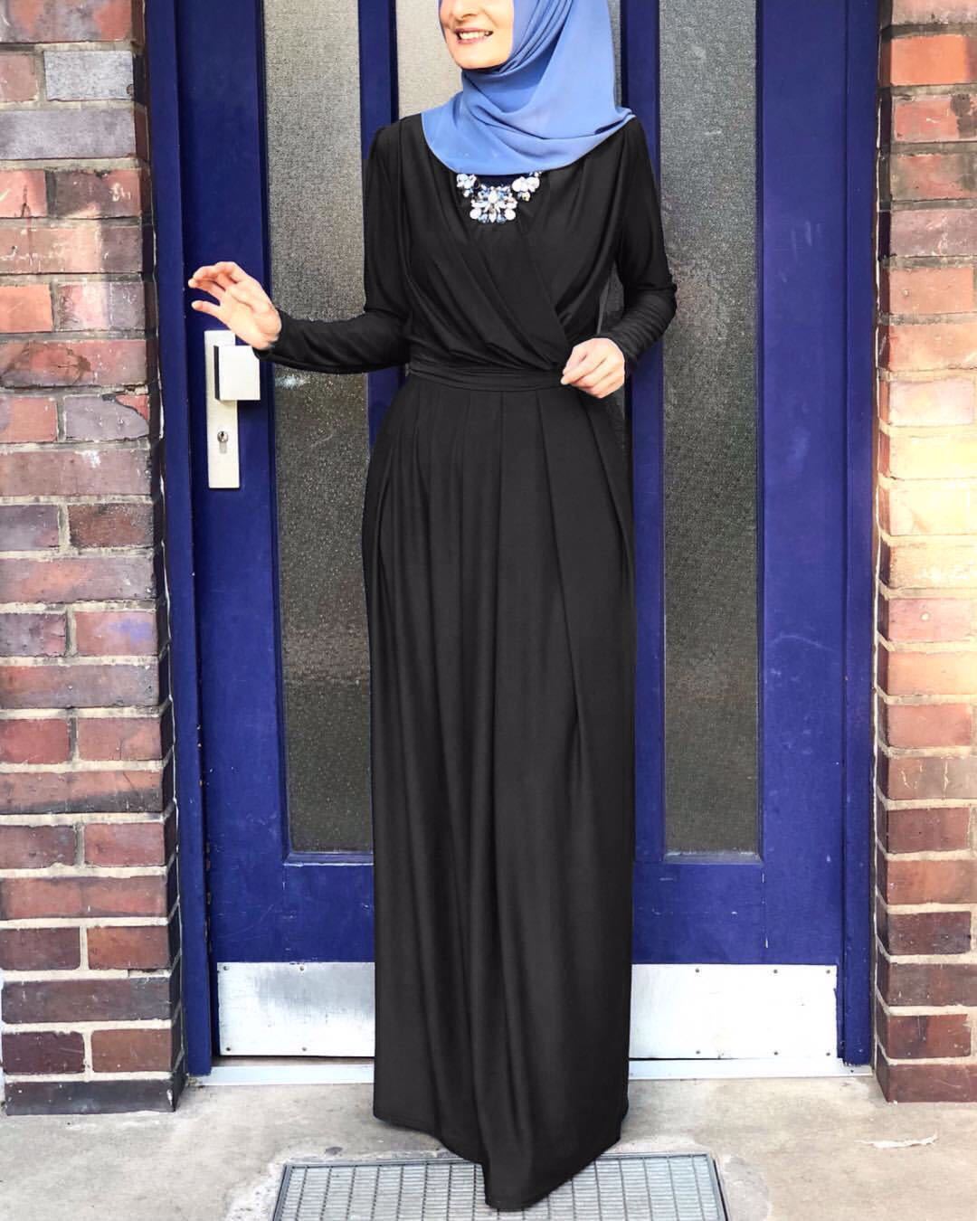 Robe Abaya style européen avec col en V, et jupe longue à plis.