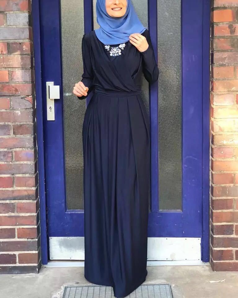 Robe Abaya style européen avec col en V, et jupe longue à plis.