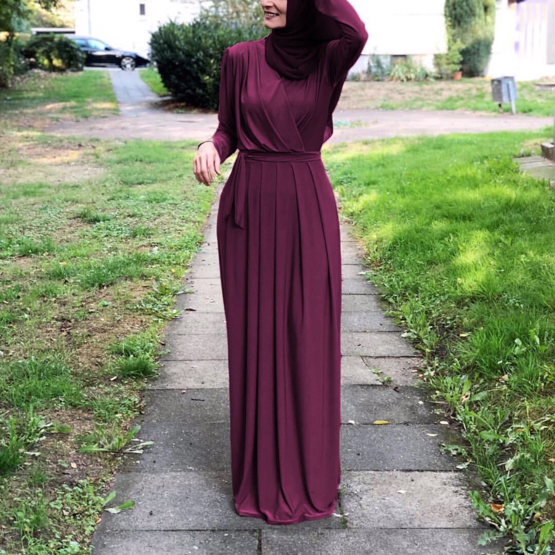 Robe Abaya style européen avec col en V, et jupe longue à plis.