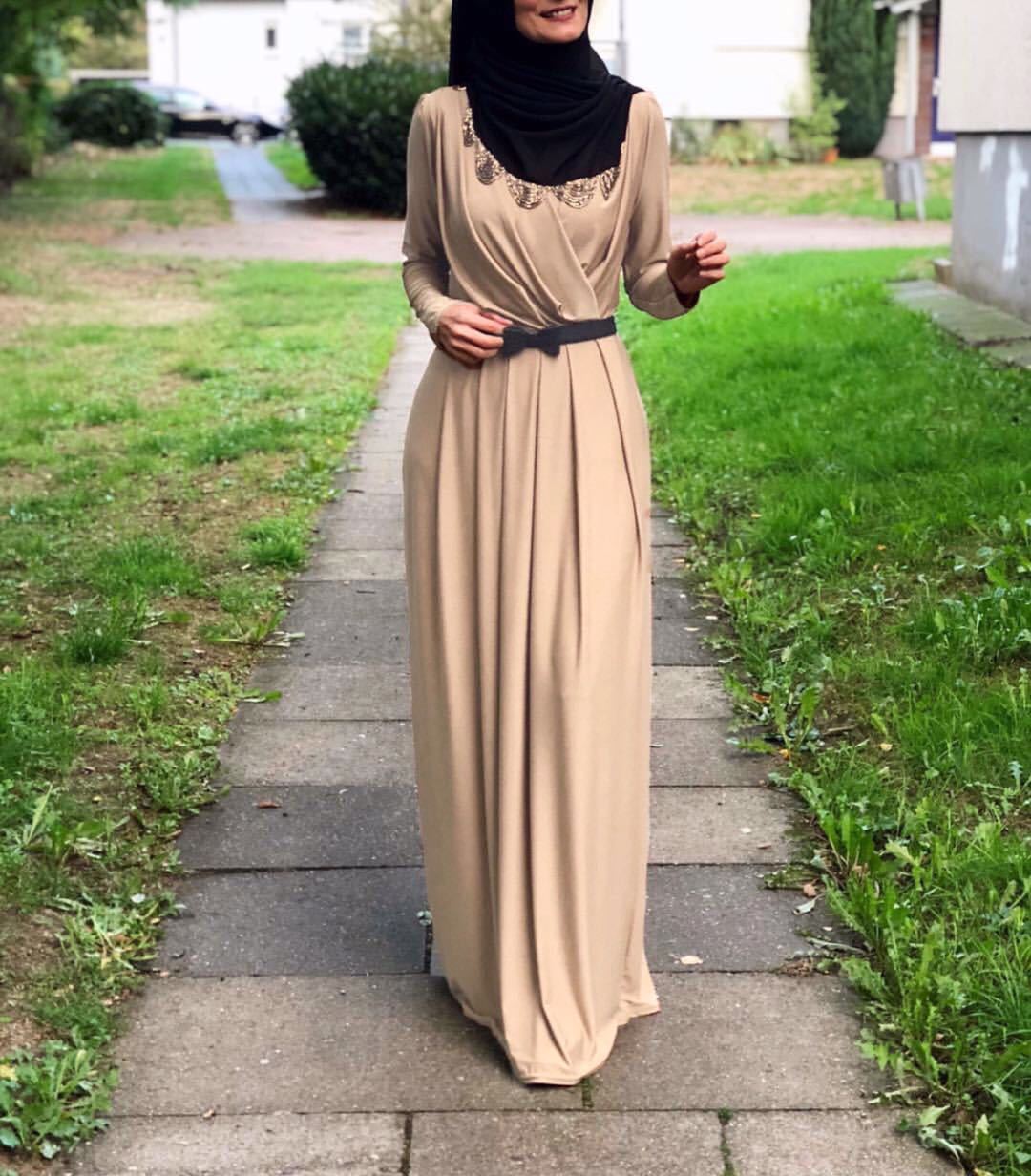 Robe Abaya style européen avec col en V, et jupe longue à plis.