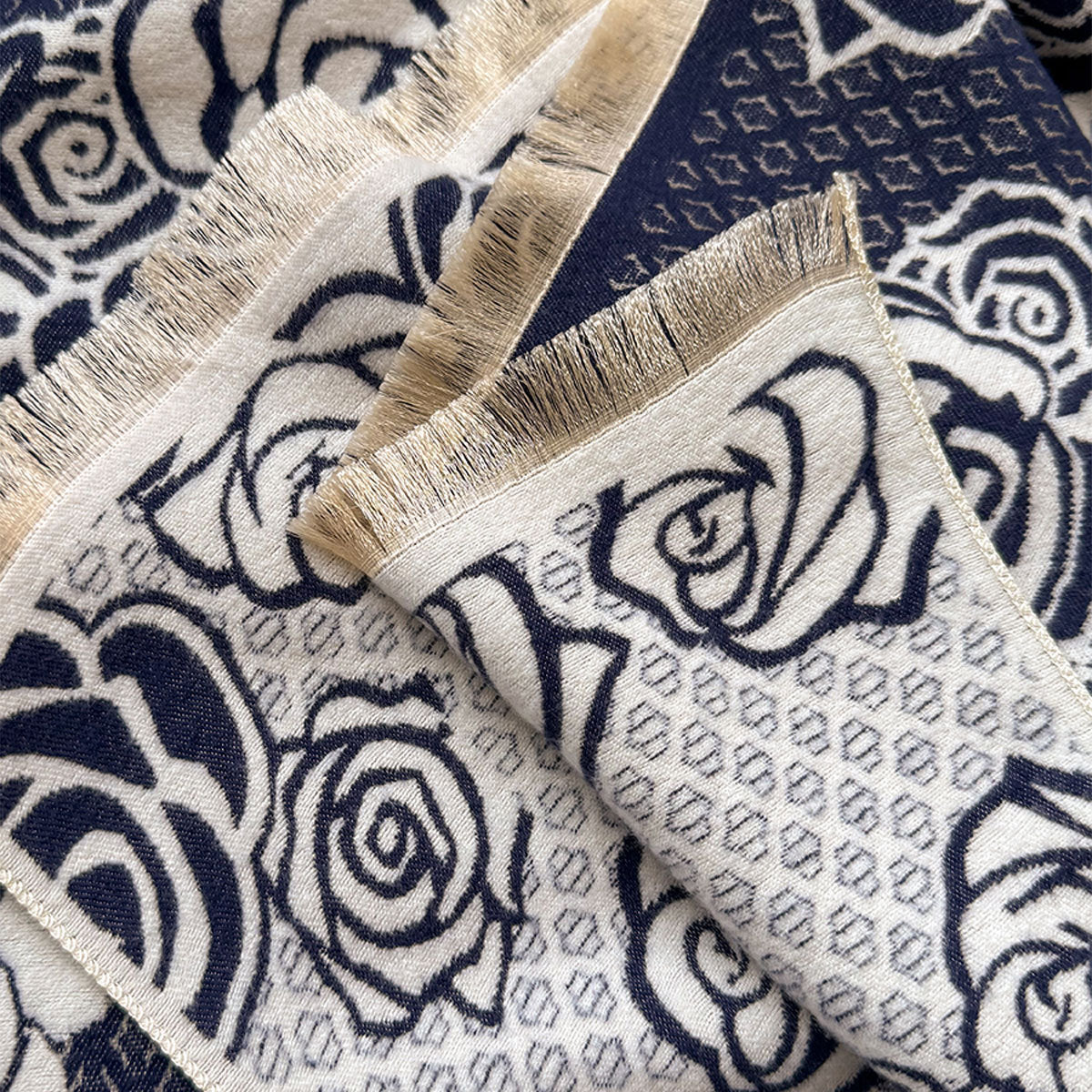 Écharpe  élégante imitation cachemire avec franges