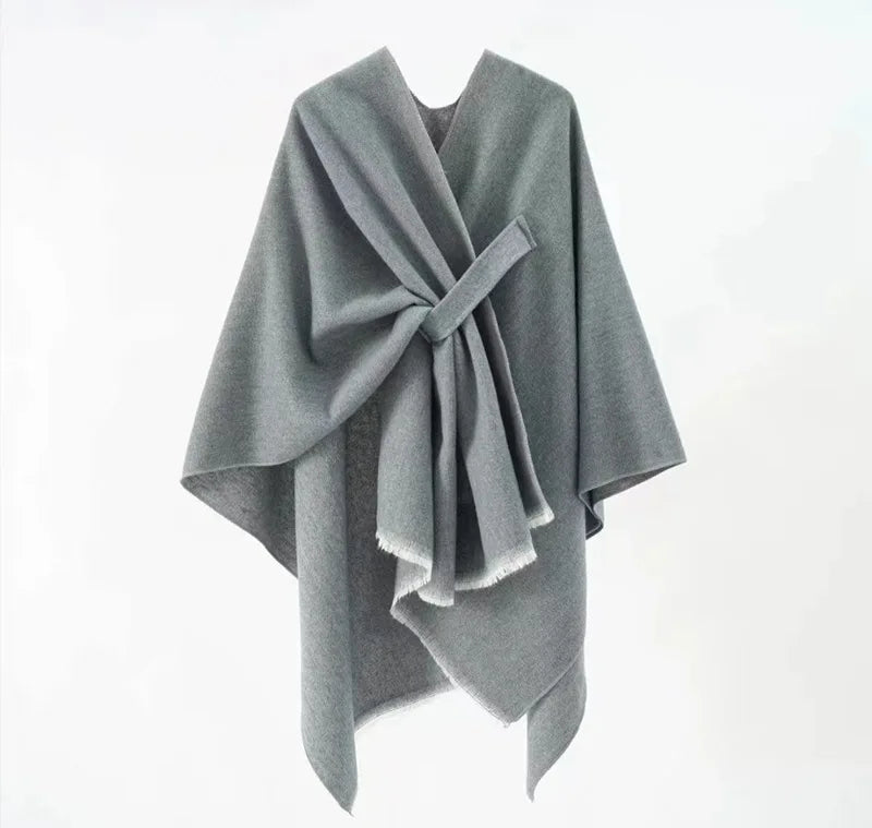 Poncho Monochrome avec Franges Ethniques